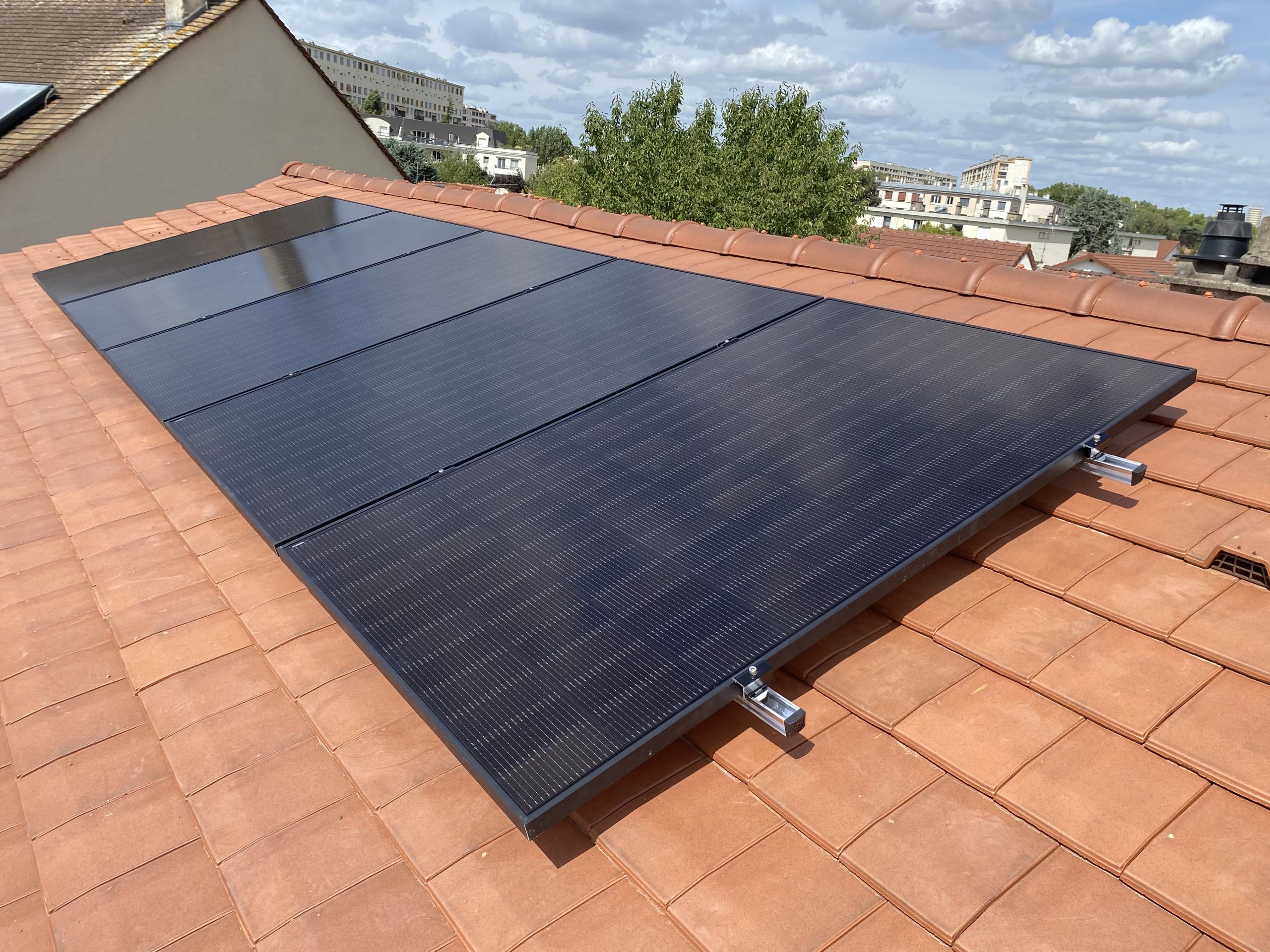 Rénovation complète de toiture avec nouveaux panneaux en surimposition
